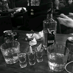 校草公交车被多人伦㢨
