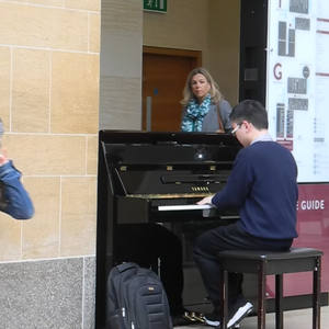 校草公交车被多人伦㢨
